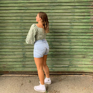 Meet your Posher, Elizabeth